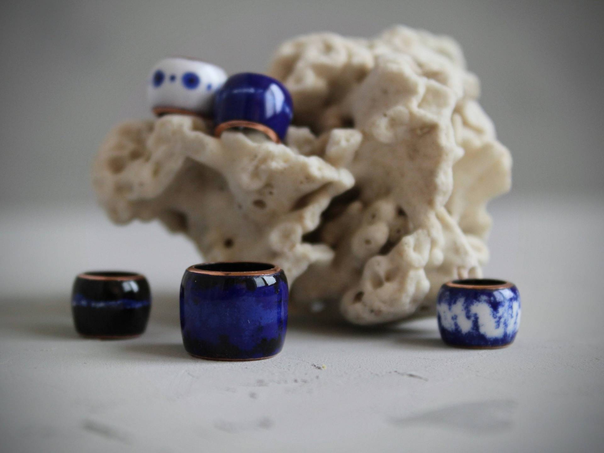 5 Dread Perlen Set Handgefertigter Großloch Dreadschmuck Aus Kupfer Und Blau-Weißer Glasemail von EnamelMagic