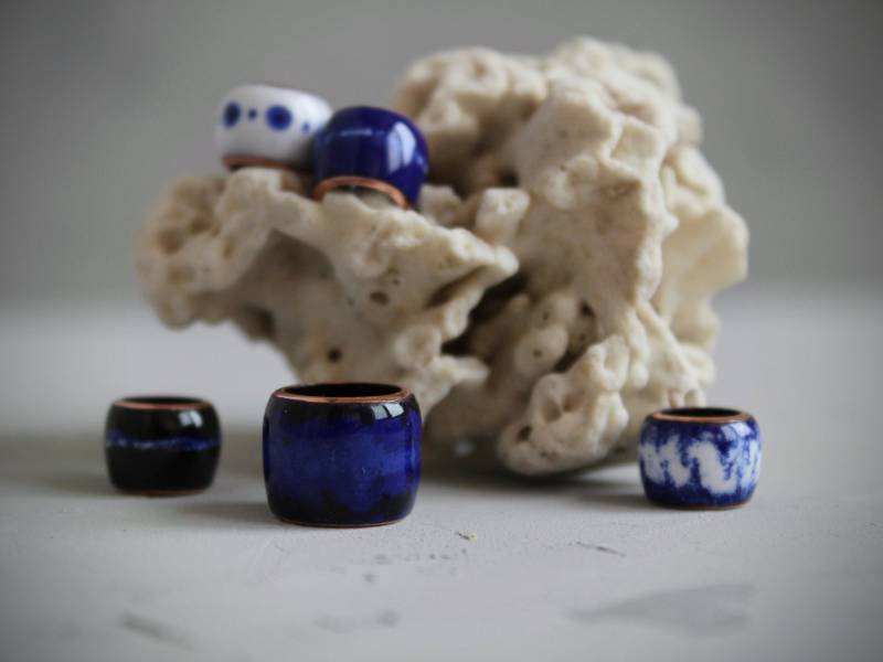 5 Dread Perlen Set Handgefertigter Großloch Dreadschmuck Aus Kupfer Und Blau-Weißer Glasemail von EnamelMagic