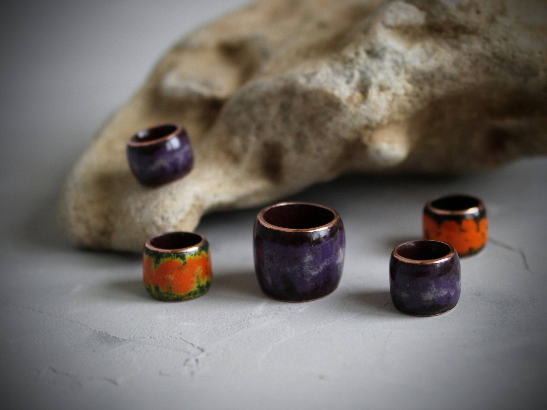 5 Dread Perlen Set Handgefertigter Großloch Dreadschmuck Aus Kupfer Und Lila & Orangener Glasemaille 5 Dread Perlen Set Handgefertigter Großloch Dreadschmuck Aus Kupfer Und Lila & Orangener Glasemaille von EnamelMagic