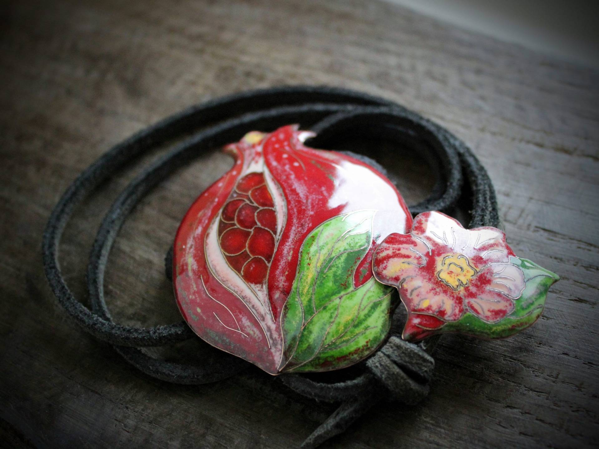 Granatapfel Statementkette Längenverstellbares Lederband, Handgemachter Kupfer & Emaille Schmuck Granatapfel Statementkette Längenverstellbares Lederband, Handgemachter Kupfer & Emaille Schmuck von EnamelMagic