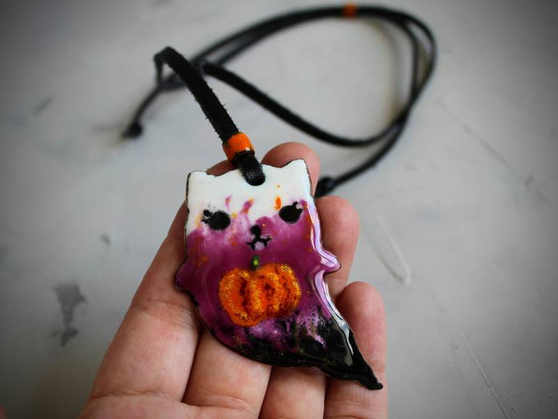 Halloween Katzengeist Halskette Geschenk Für Katzenliebhaber, Handgefertigter Kupfer & Emaille Kürbis Anhänger Halloween Katzengeist Halskette Geschenk Für Katzenliebhaber, Handgefertigter Kupfer & Emaille Kürbis Anhänger von EnamelMagic