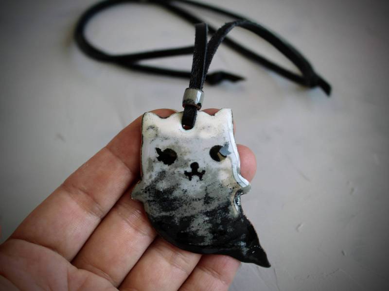 Halloween Katzengeist Halskette Geschenk Für Katzenliebhaber, Handgefertigter Anhänger Aus Kupfer & Emaille Halloween Katzengeist Halskette Geschenk Für Katzenliebhaber, Handgefertigter Anhänger Aus Kupfer & Emaille von EnamelMagic