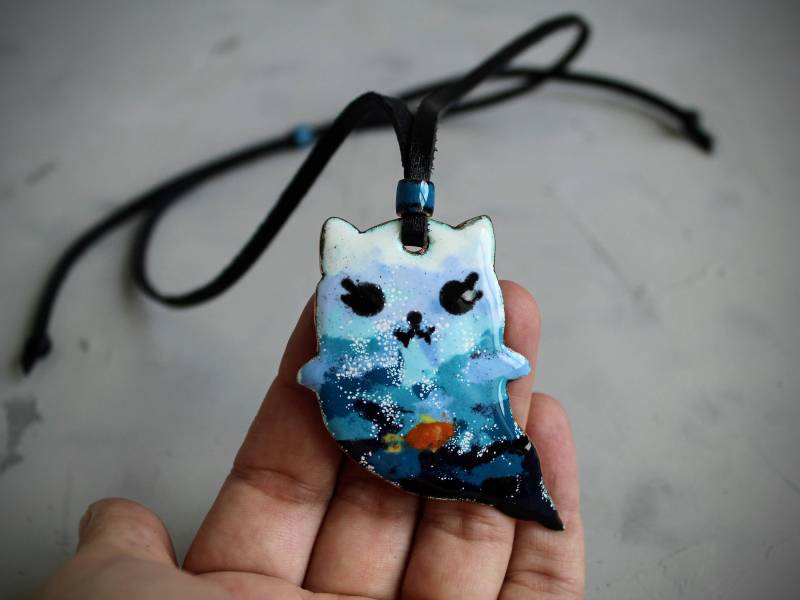 Halloween Katzengeist Halskette Geschenk Für Katzenliebhaber, Handgefertigter Anhänger Aus Kupfer & Emaille Halloween Katzengeist Halskette Geschenk Für Katzenliebhaber, Handgefertigter Anhänger Aus Kupfer & Emaille von EnamelMagic