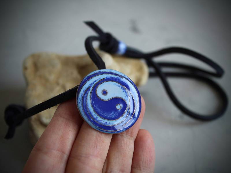 Yin Yang Anhänger Tai Chi Anhänger, Handgefertigtes Kupfer & Blaue Glasemaille Yin Yang Anhänger Tai Chi Anhänger, Handgefertigtes Kupfer & Blaue Glasemaille von EnamelMagic