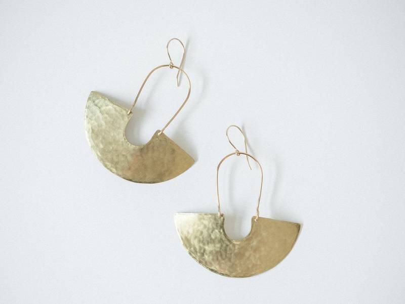 Ohrringe Messing - Göttinenenschild Strukturiert Statement Tragbare Kunst Handgefertigt Gehämmertes Bold Enarmoured von Enarmoured