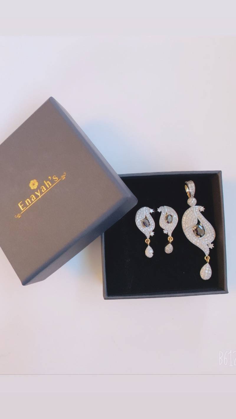 Cubic Zirconium Anhänger Ohrring Schmuck Geschenkset Cubic Zirconium Anhänger Ohrring Schmuck Geschenkset von Enayahs