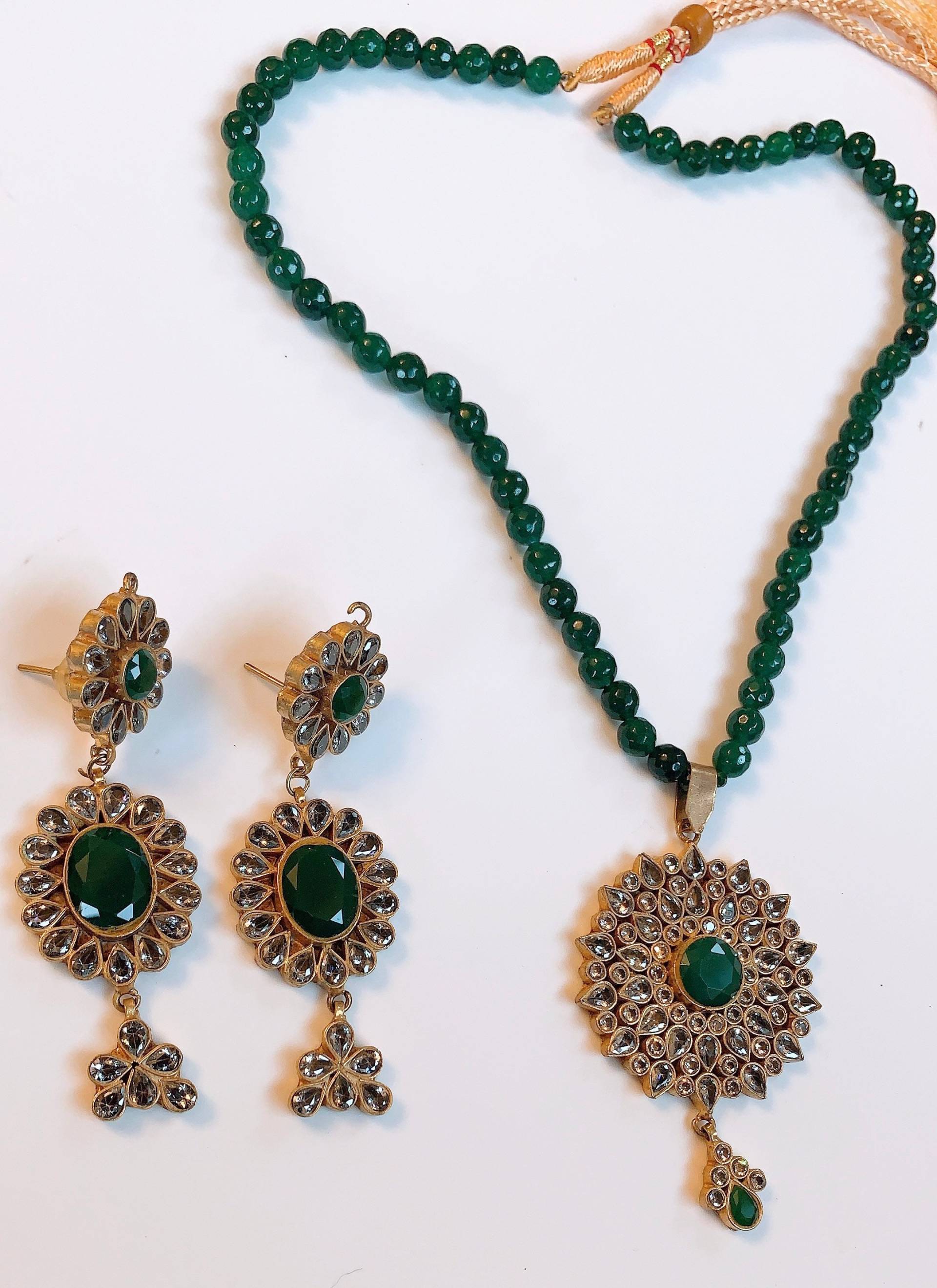 Neuankömmlinge Grüne Kundan Halskette Ohrring Schmuck Set, Jhumki, Mala, Braut Set Neuankömmlinge Grüne Kundan Halskette Ohrring Schmuck Set, Jhumki, Mala, Braut Set von Enayahs