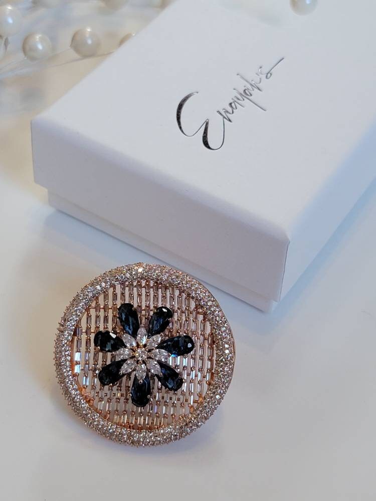 Saphir Verstellbarer Ring Mit Zirkonen Saphir Verstellbarer Ring Mit Zirkonen von Enayahs