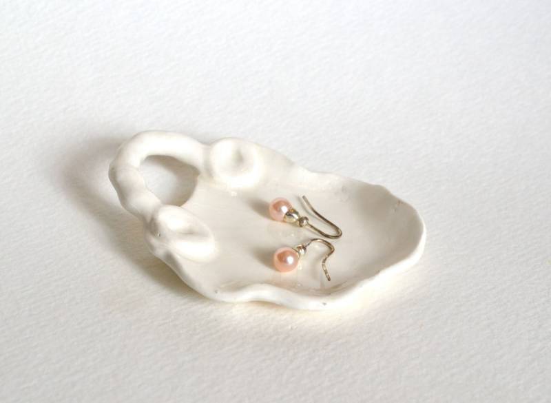 Weiß Auf Weiß Hand Modelliert Keramik Schmuckschale ~ Schale von EnchanteLLC