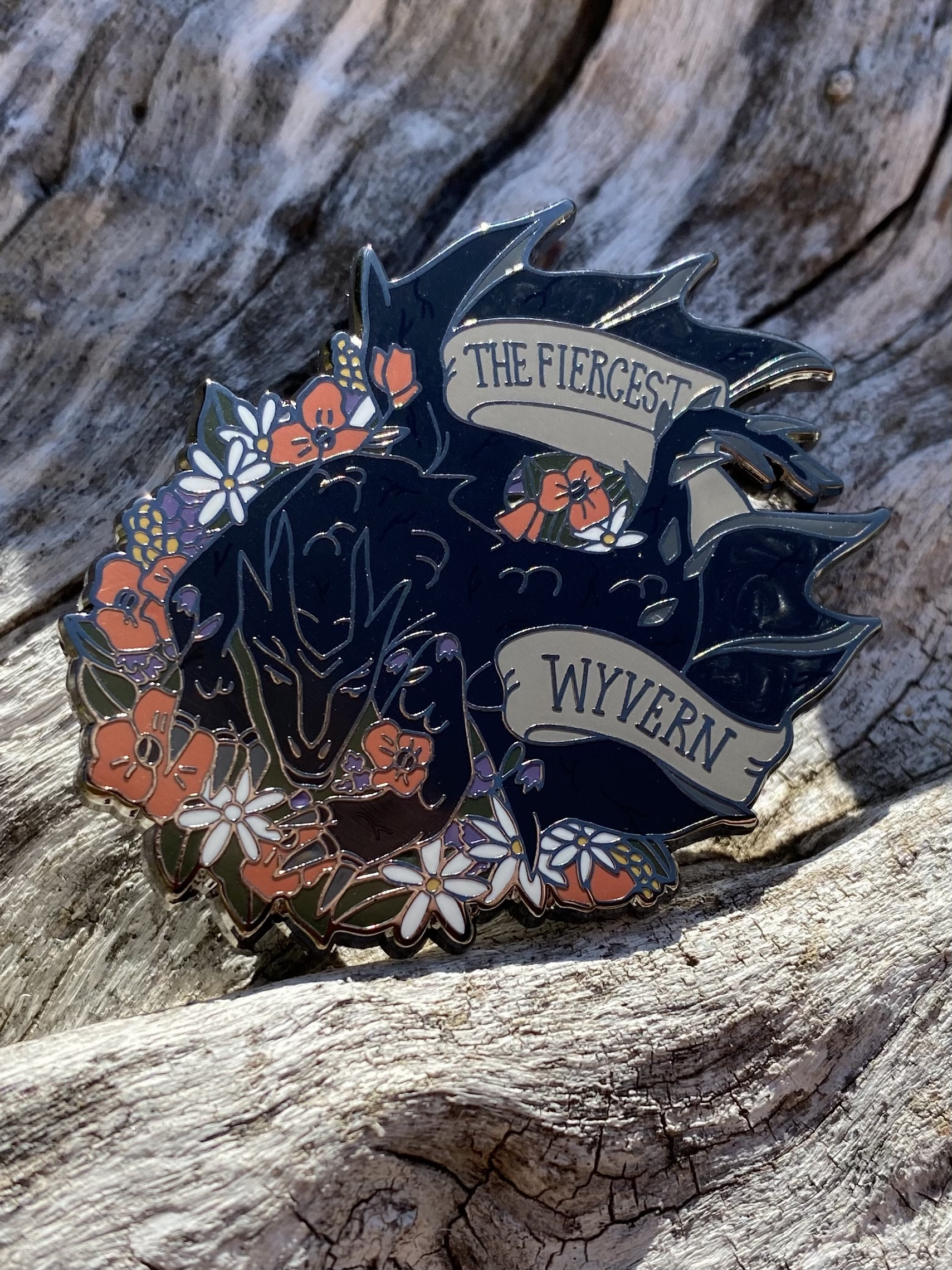 Abraxos The Fiercest Wyvern Hard Enamel Pin 2 Zoll Manon Blackbeak Sarah J Maas Buch Charakter Reader Merch Throne Of Glass Book von EnchantedExtrasbyBri