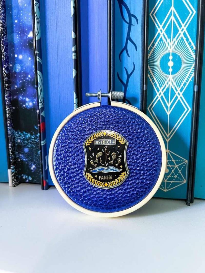 Distrikt 4 Pin Aus Emaille Und Epoxidharz von EnchantedExtrasbyBri