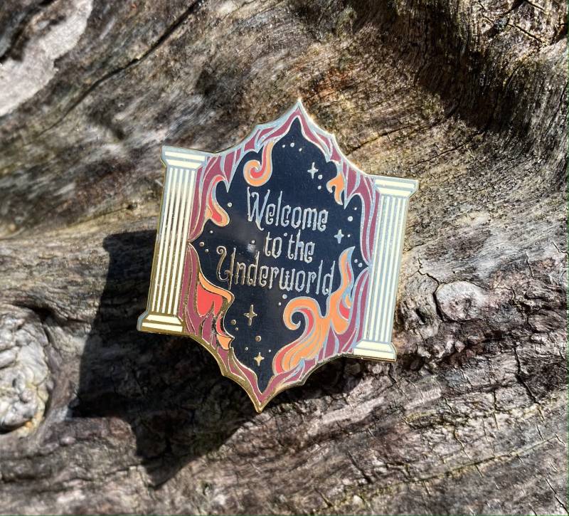 Eingestellte Emaille-Anstecknadel „Welcome To The Underworld Enchanted Destinations" von EnchantedExtrasbyBri