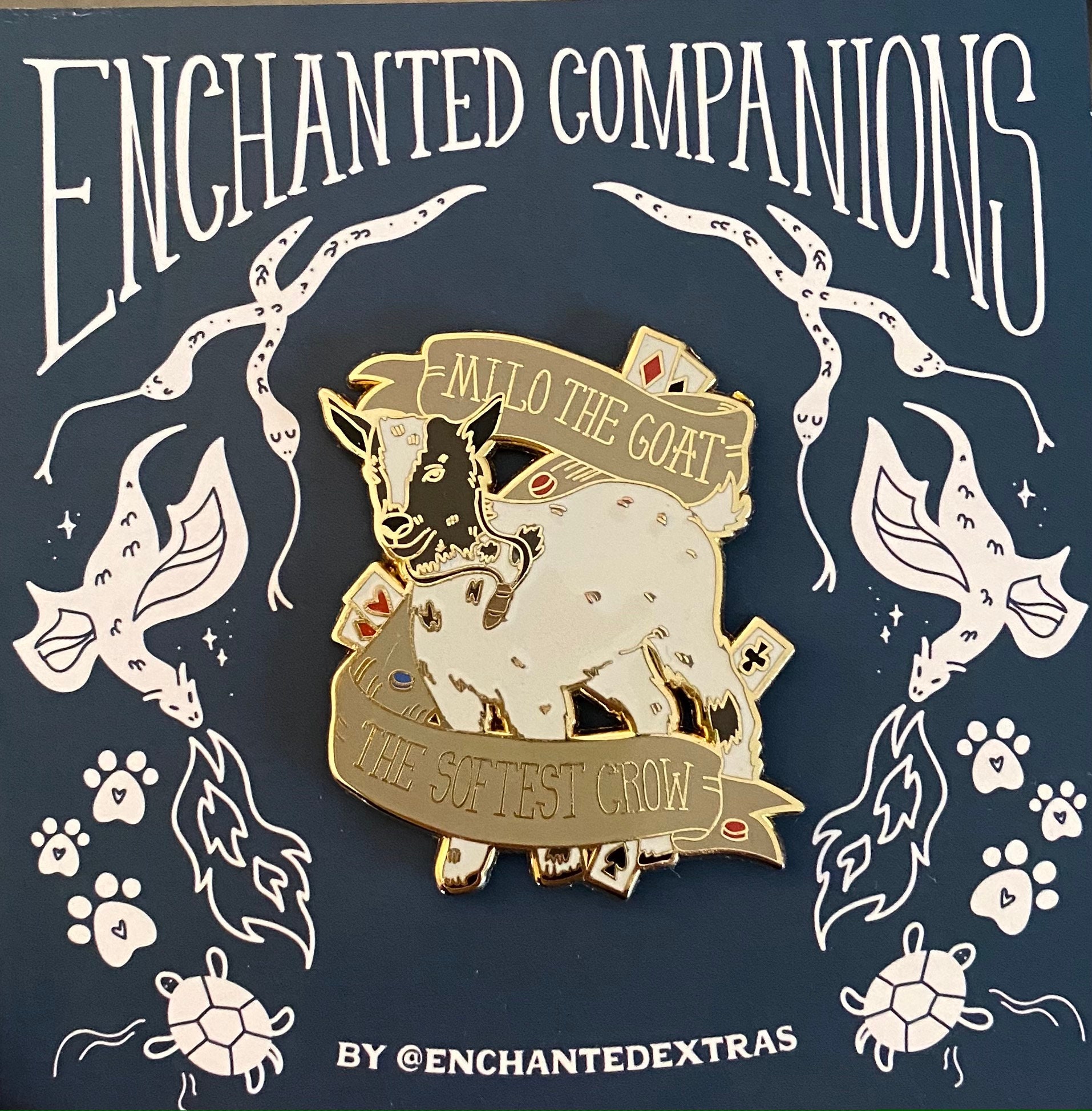 Milo Die Emotionale Unterstützung Ziege Schatten Und Knochen Weichste Crow Jesper Hard Enamel Pin Kaz Brekker Bester Freund Geschenk Für Ihren Leser Milo Die Emotionale Unterstützung Ziege Schatten Und Knochen Weichste Crow Jesper Hard Enamel Pin Kaz Brekker Bester Freund Geschenk Für Ihren Leser von EnchantedExtrasbyBri
