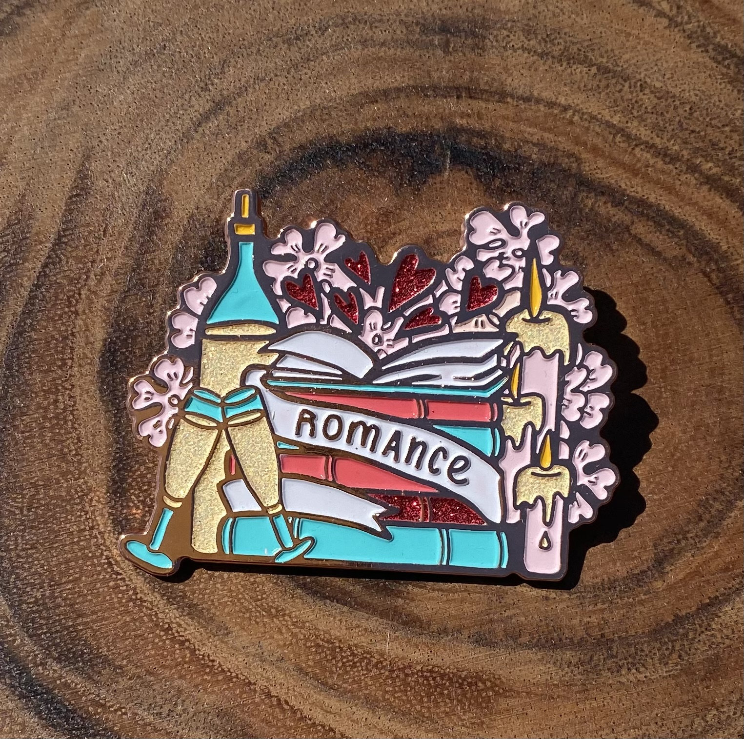 Romanze Bücher Stapel Soft Enamel Pin Bücherwurm Merch Leser Geschenke Buch Genre Glitter Romanze Bücher Stapel Soft Enamel Pin Bücherwurm Merch Leser Geschenke Buch Genre Glitter von EnchantedExtrasbyBri