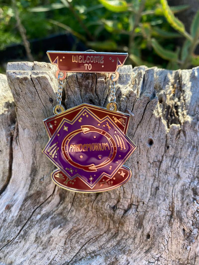 Zielort Club Pandemonium Emaille Pin von EnchantedExtrasbyBri