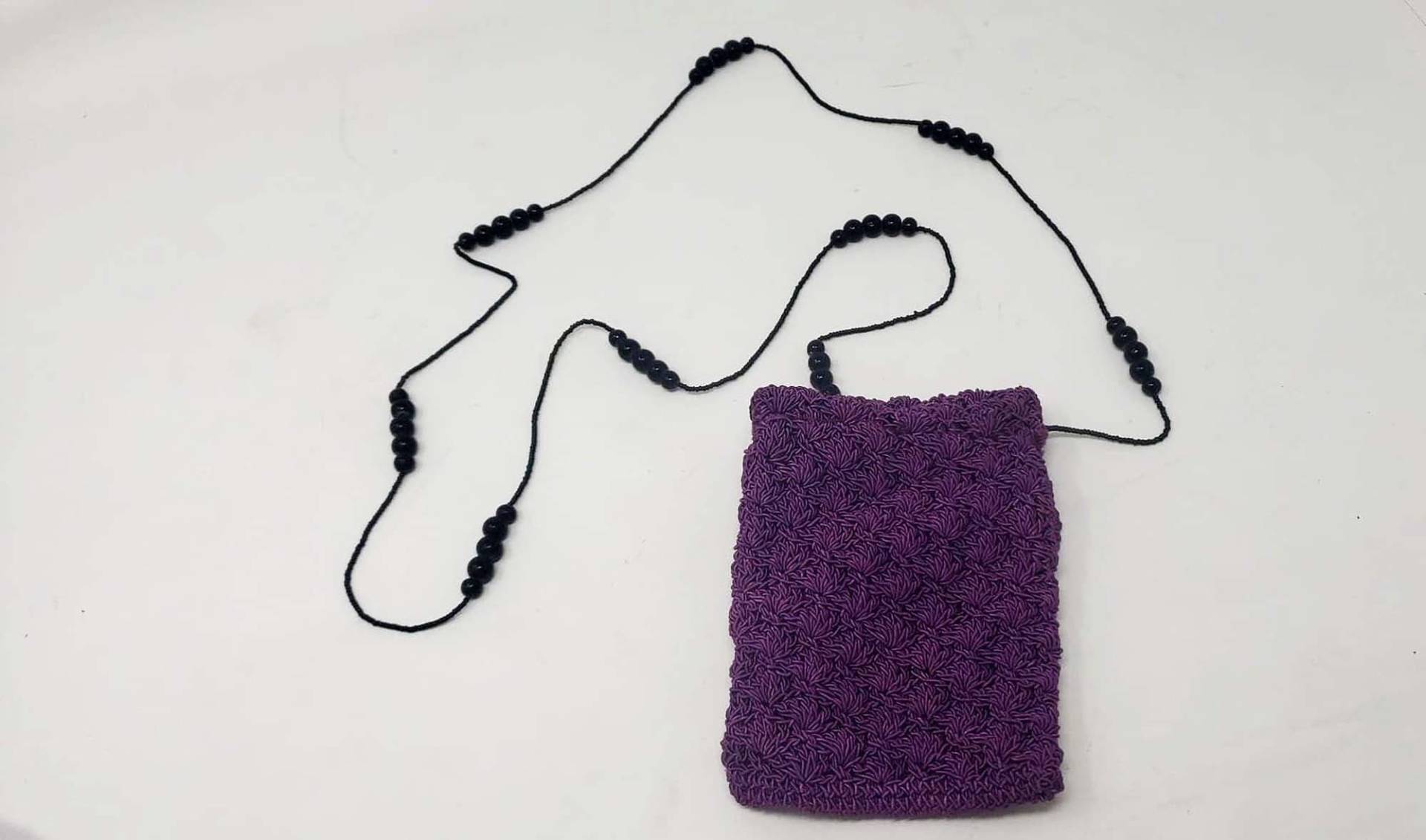 Vintage Makramee Sling Bag in Lila Handgefertigte Boho Geldbörse Mit Glasperlen von EnchantedFortress