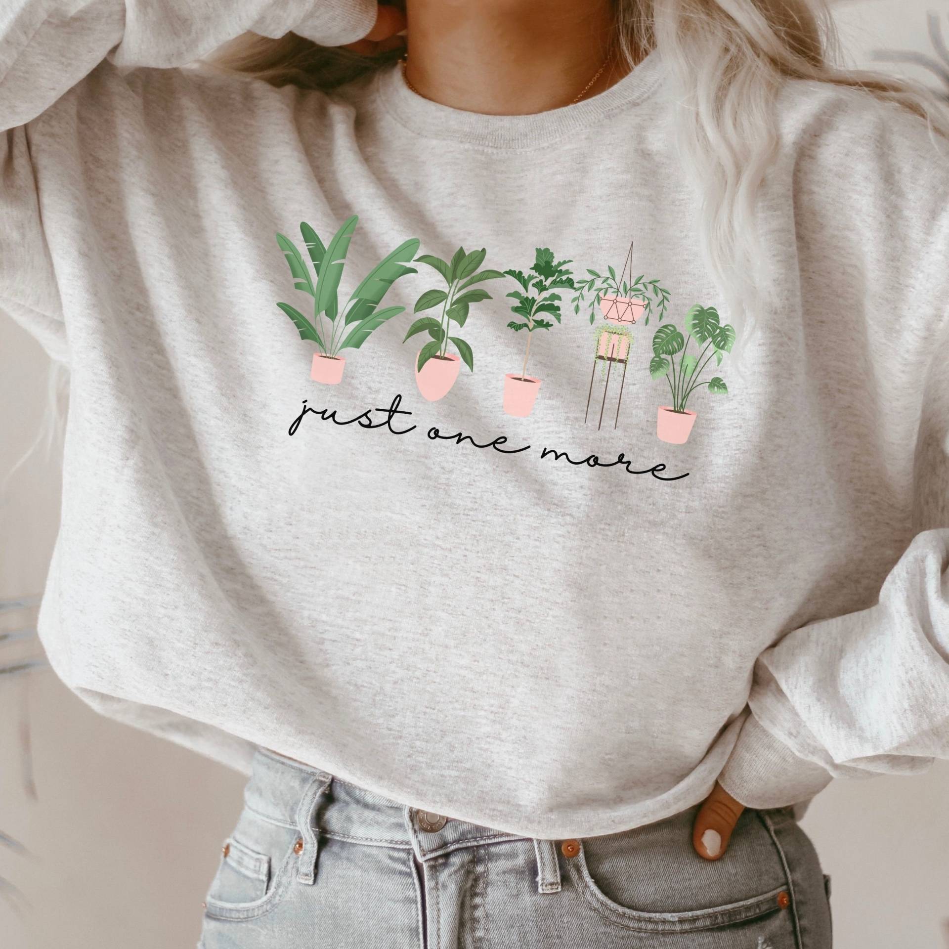 Just One More Plant Sweatshirt, Mama Pullover, Crazy Lady, Lady Indoor Life, Gardening Shirt, Geschenk von EnchantedLilyDesign