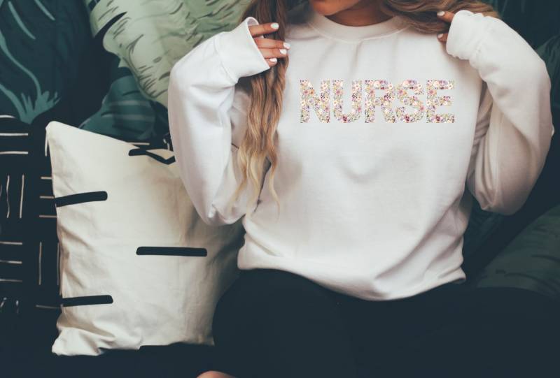 Krankenschwester Sweatshirt - Rn Lpn Geschenk Für Eingeschriebene Stillschule Absolvent Unisex Crewneck von EnchantedLilyDesign