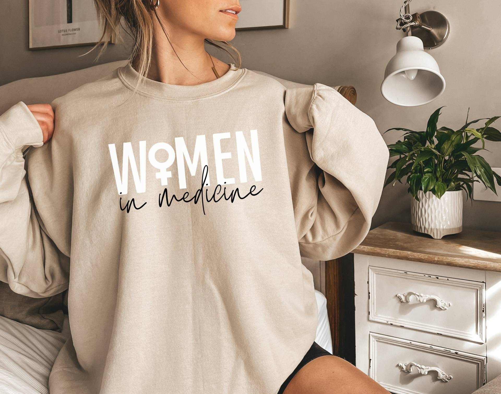 Personalisierte Frauen in Der Medizin Sweatshirt, Md Abschlussgeschenk Für Ärztin Arzt Shirt Geschenk von EnchantedLilyDesign