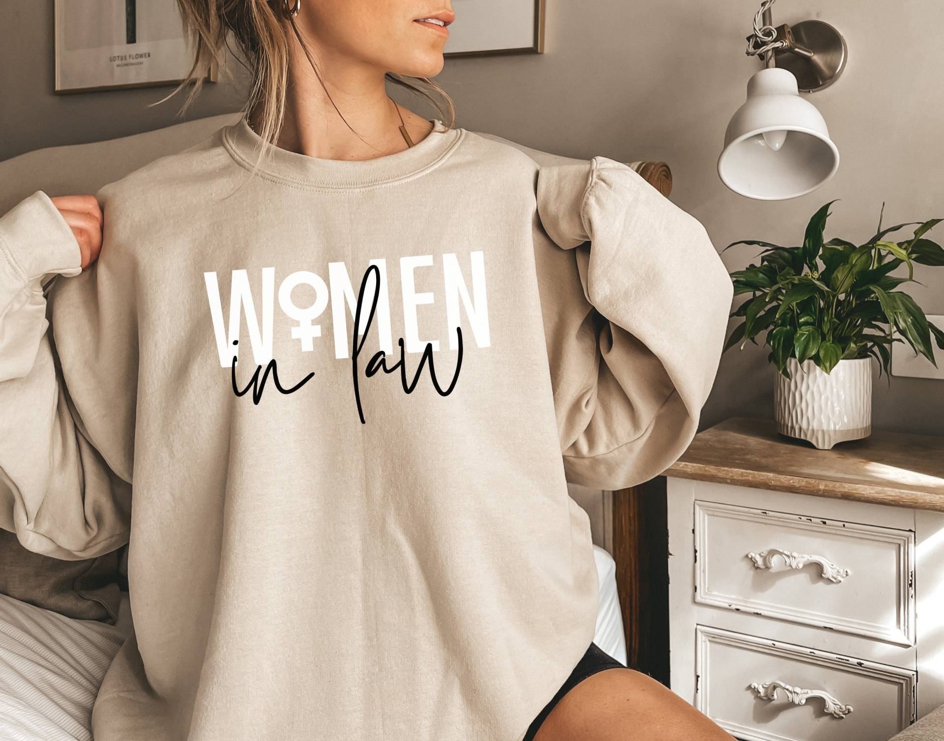 Personalisierte Frauen in Law, Jurist Sweatshirt, Anwalt Abschlussgeschenk, Shirts, Law School Hoodies, Süßes Student Shirt von EnchantedLilyDesign