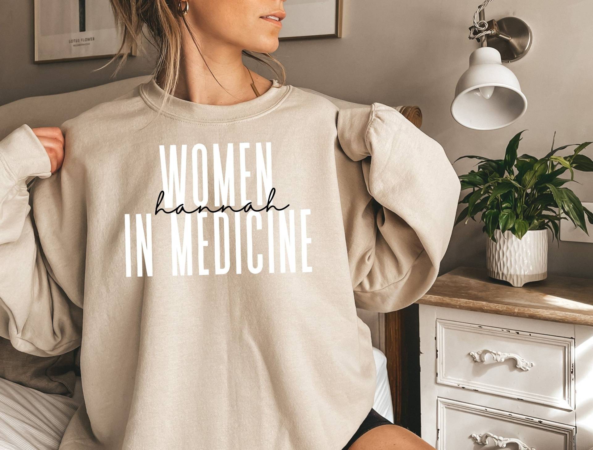 Personalisiertes Frauen Sweatshirt in Der Medizin, Md Abschluss Geschenk Für Arzt Shirt Grad von EnchantedLilyDesign