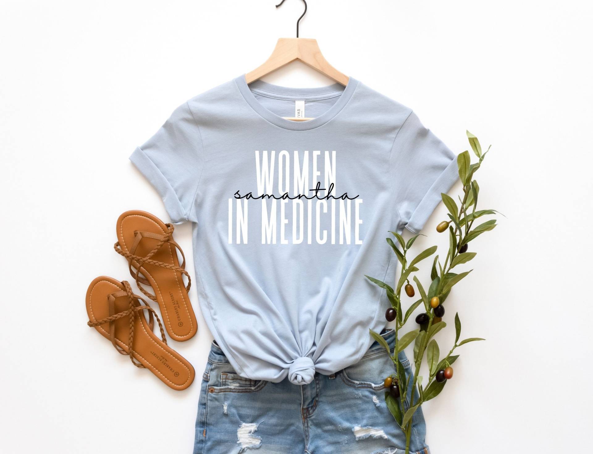 Personalisiertes Frauen in Der Medizin Shirt, Md Abschluss Geschenk Für Arzt Frau Shirt Grad von EnchantedLilyDesign