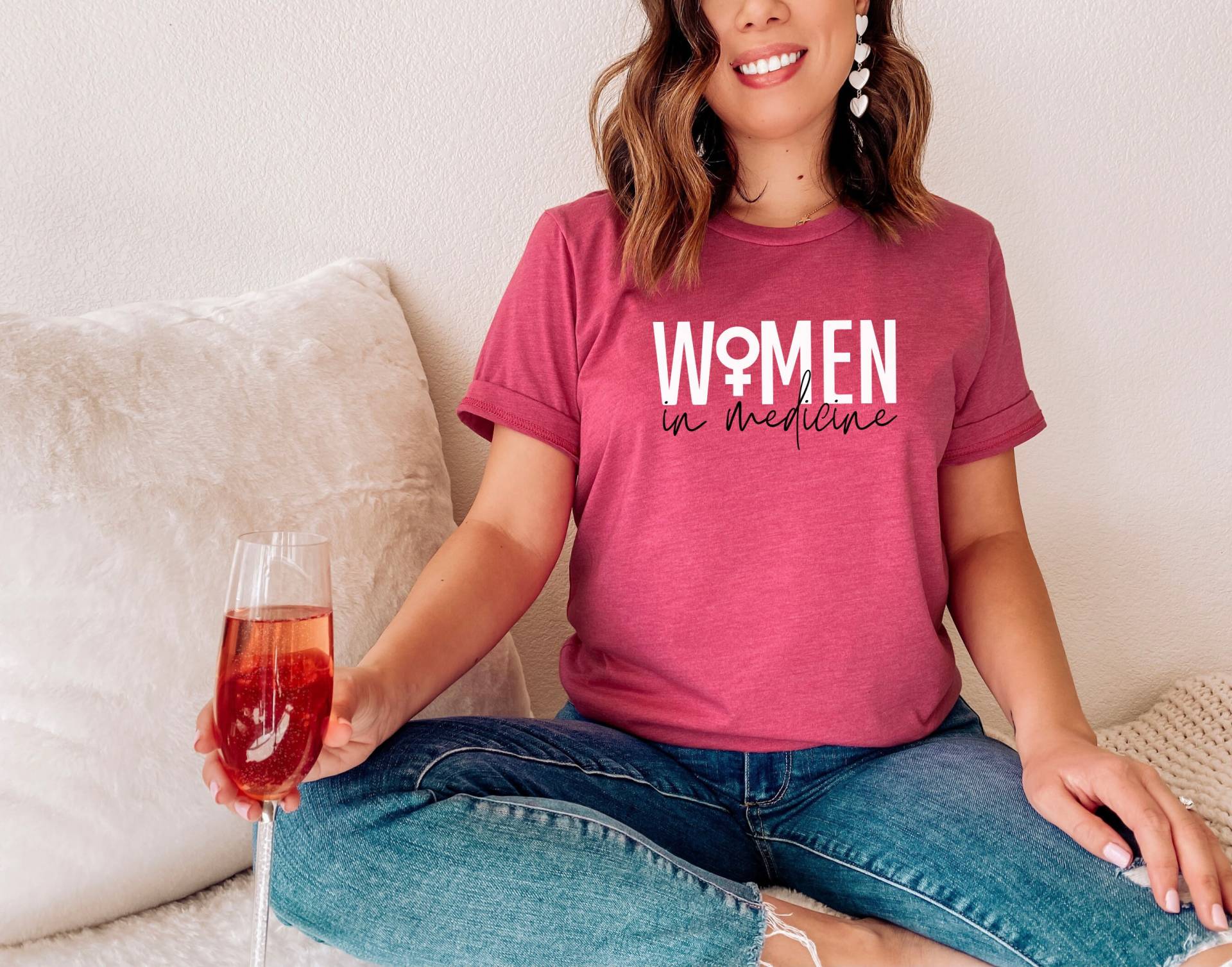 Personalisiertes Frauen in Der Medizin Shirt, Md Abschluss Geschenk Für Arzt Frau Shirt Grad von EnchantedLilyDesign