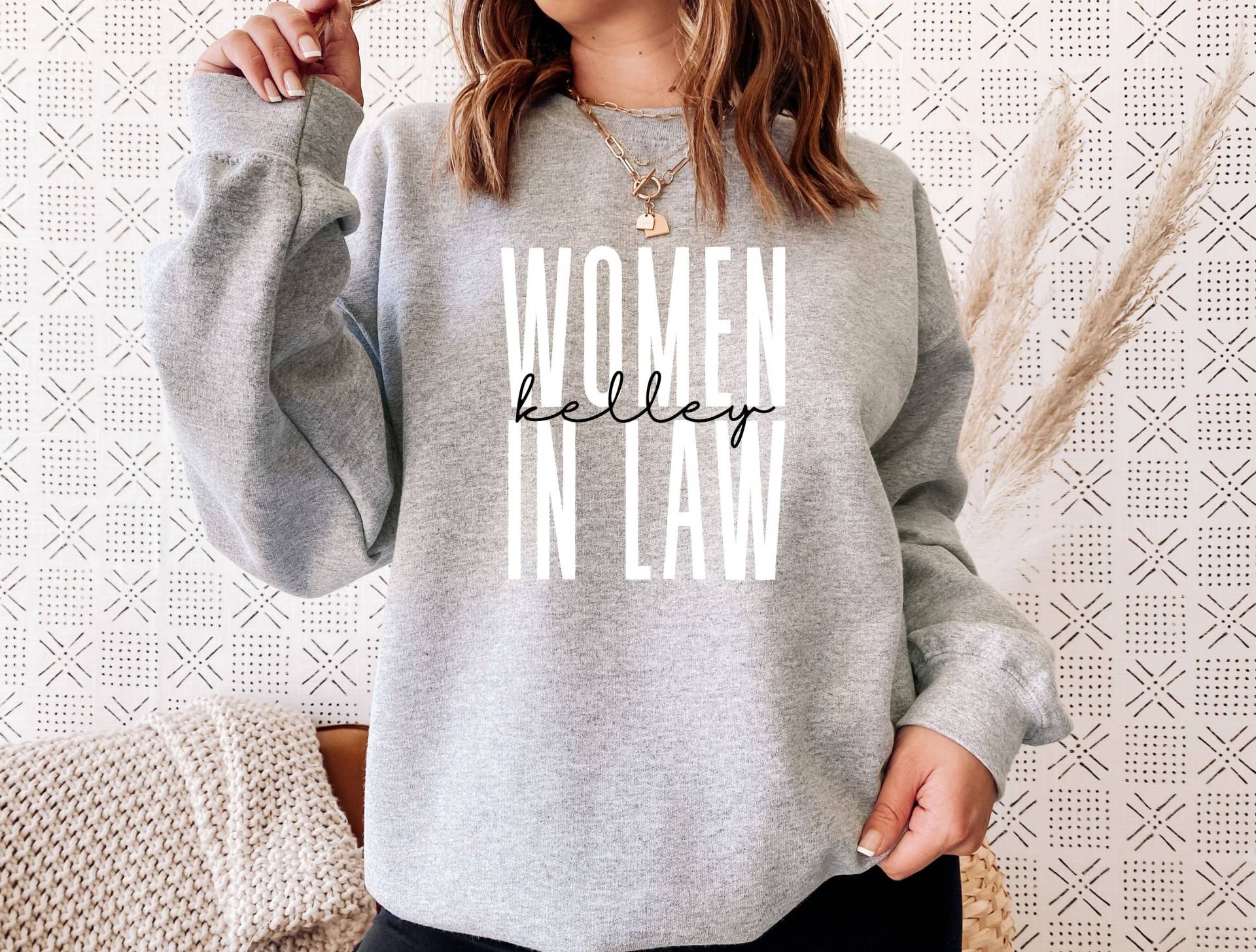 Personalisiertes Frauen in Law Sweatshirt, Rechtsbeistandsshirt, Abschlussgeschenk, Rechtspfleger Shirt, Jura Schule Hoodies, Süßes Studenten Shirt von EnchantedLilyDesign