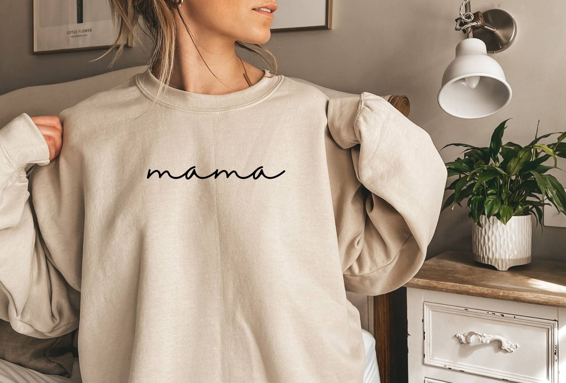 Script Mama Sweatshirt, Unisex Crewneck, Geschenk Für Mamas, Sie, Frauen Sweatshirt von EnchantedLilyDesign