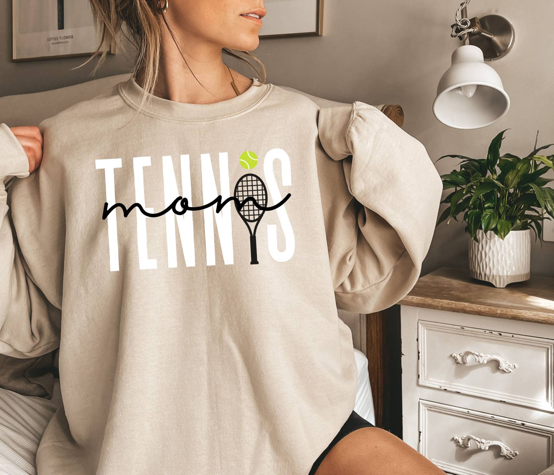 Tennis Mom Crewneck Sweatshirt Für Mama Shirt T Frauen Tshirt Muttertagsgeschenk von EnchantedLilyDesign
