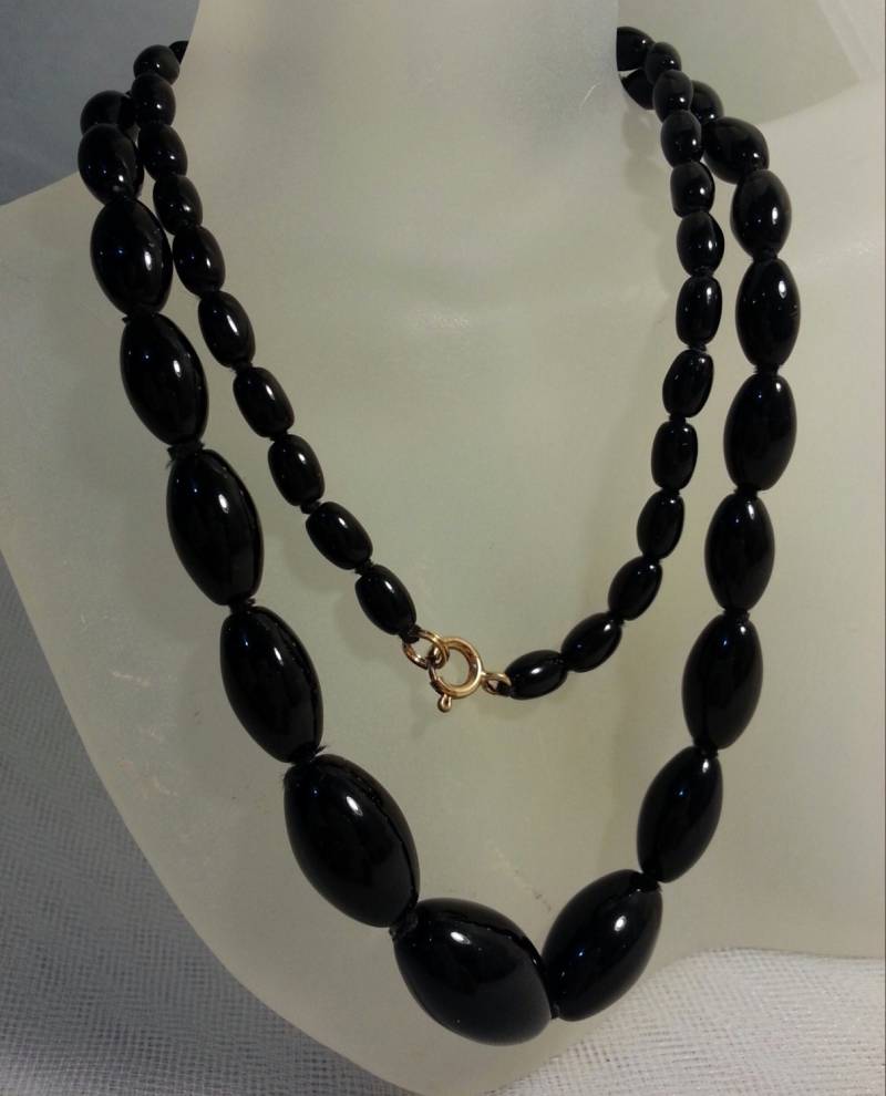 Vintage Abgestufte Oval Glasperlenkette von EnchantingCollection