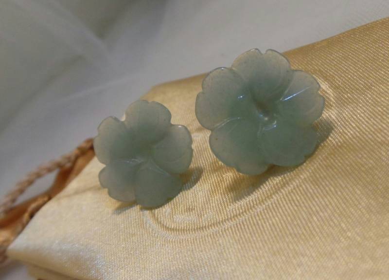 Vintage Geschnitzte Jade Glas Ohrhänger von EnchantingCollection
