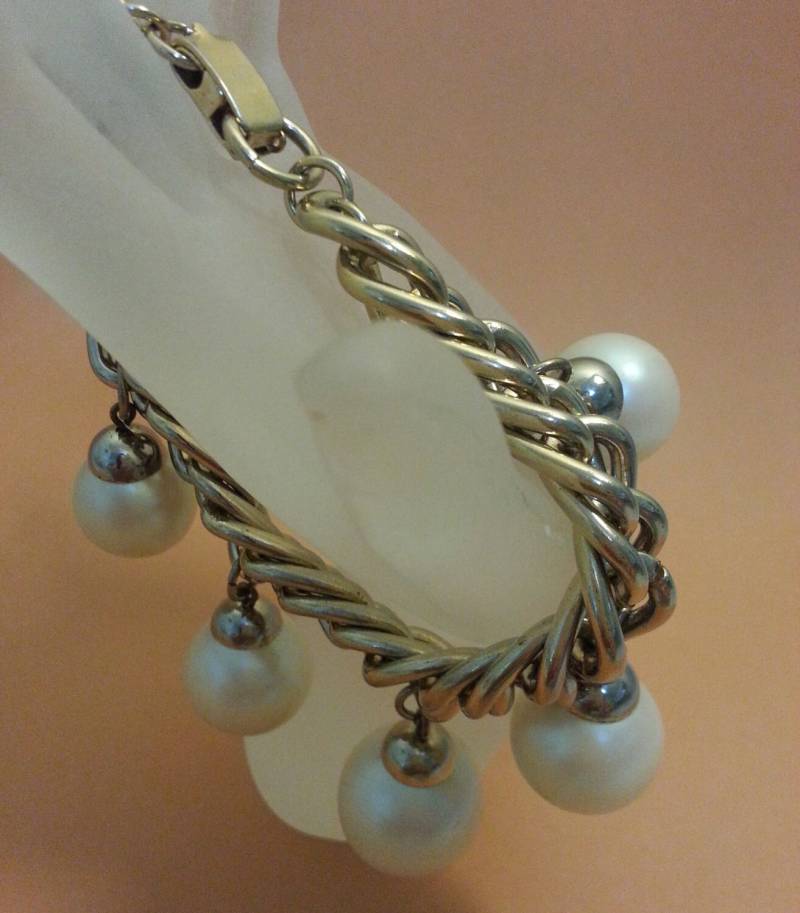 Vintage Goldfarbene Schwere Kettenglied-Faux-Perlen-Armband von EnchantingCollection