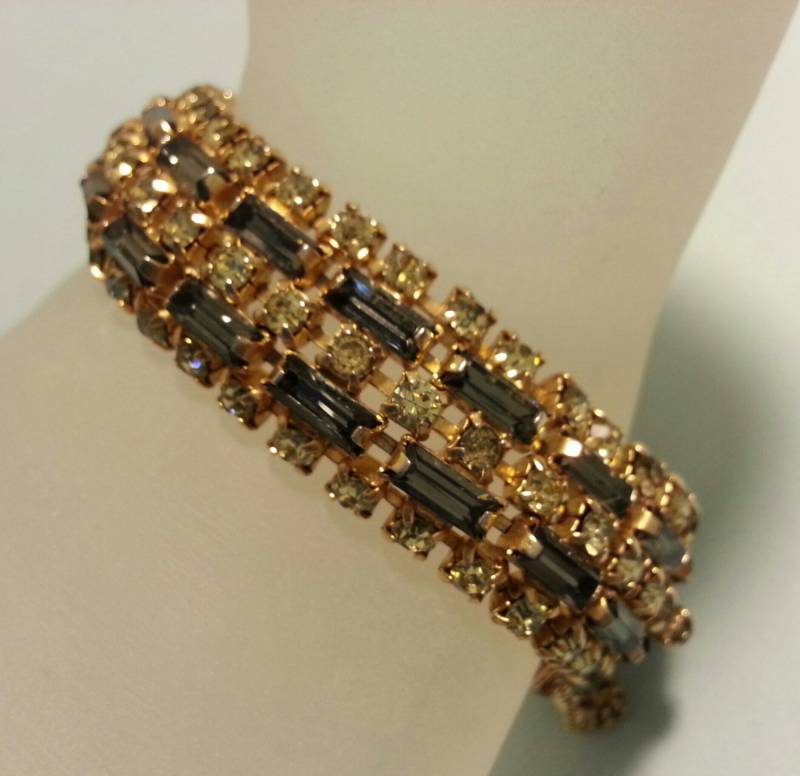 Vintage Kostüm Goldfarbenes Smokey Strass Armband von EnchantingCollection