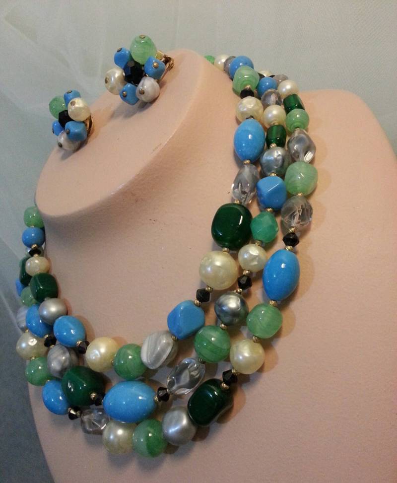 Vintage Signierte Carnegie Graduierte Facettierte Perlen-Halsketten-Ohrring-Set von EnchantingCollection