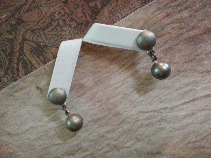 Vintage Titan Dangle Ohrstecker von EnchantingCollection