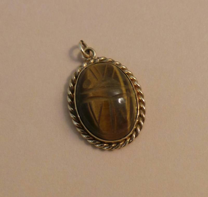 Vintage Unterzeichnet 12 Kt Gold Füllen Skarabäus Geschnitzt Cabochon Tiger Eye Anhänger von EnchantingCollection