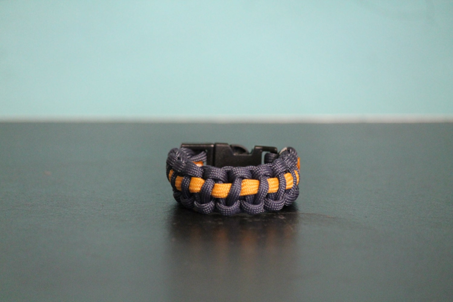 Dunkelgrau Und Ringelblumen Para Cord Armband Dunkelgrau Und Ringelblumen Para Cord Armband von EnchantingWanderer