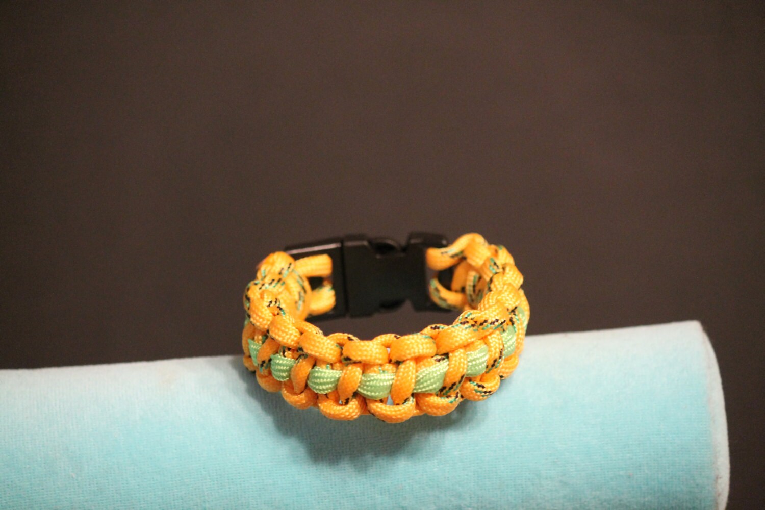 Gelb Mustard Twist Und Neon Grün Para Cord Armband Gelb Mustard Twist Und Neon Grün Para Cord Armband von EnchantingWanderer