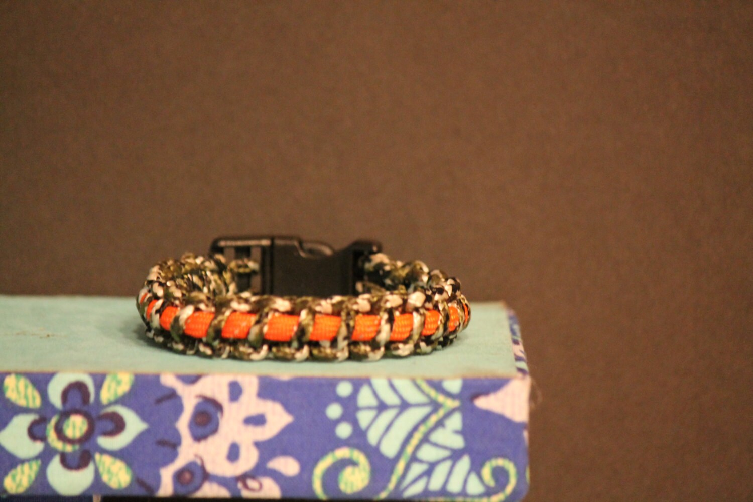 Paracord Umhüllt Von Camo Orange Paracord Umhüllt Von Camo Orange von EnchantingWanderer