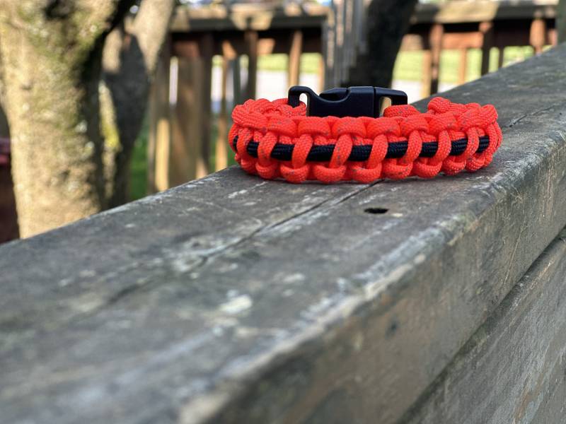 Sicherheits Reflective Mit Schwarzem Paracord Armband Sicherheits Reflective Mit Schwarzem Paracord Armband von EnchantingWanderer