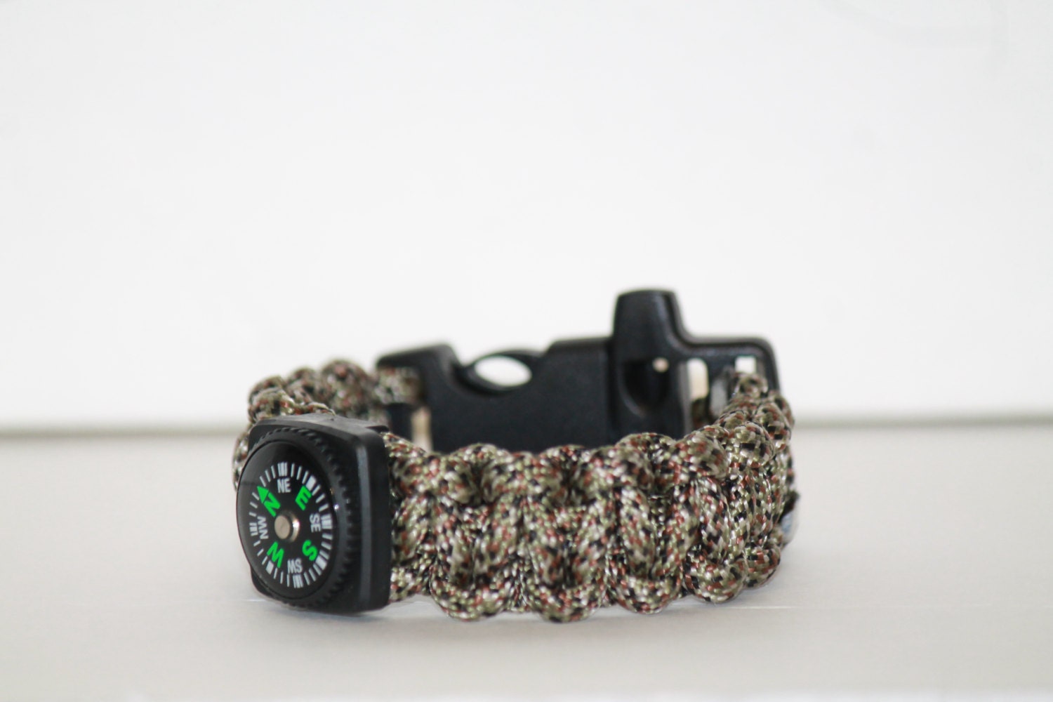 Ultimatives Camo Paracord Armband Mit Funktionierendem Kompass Und Pfeifenverschluss Ultimatives Camo Paracord Armband Mit Funktionierendem Kompass Und Pfeifenverschluss von EnchantingWanderer