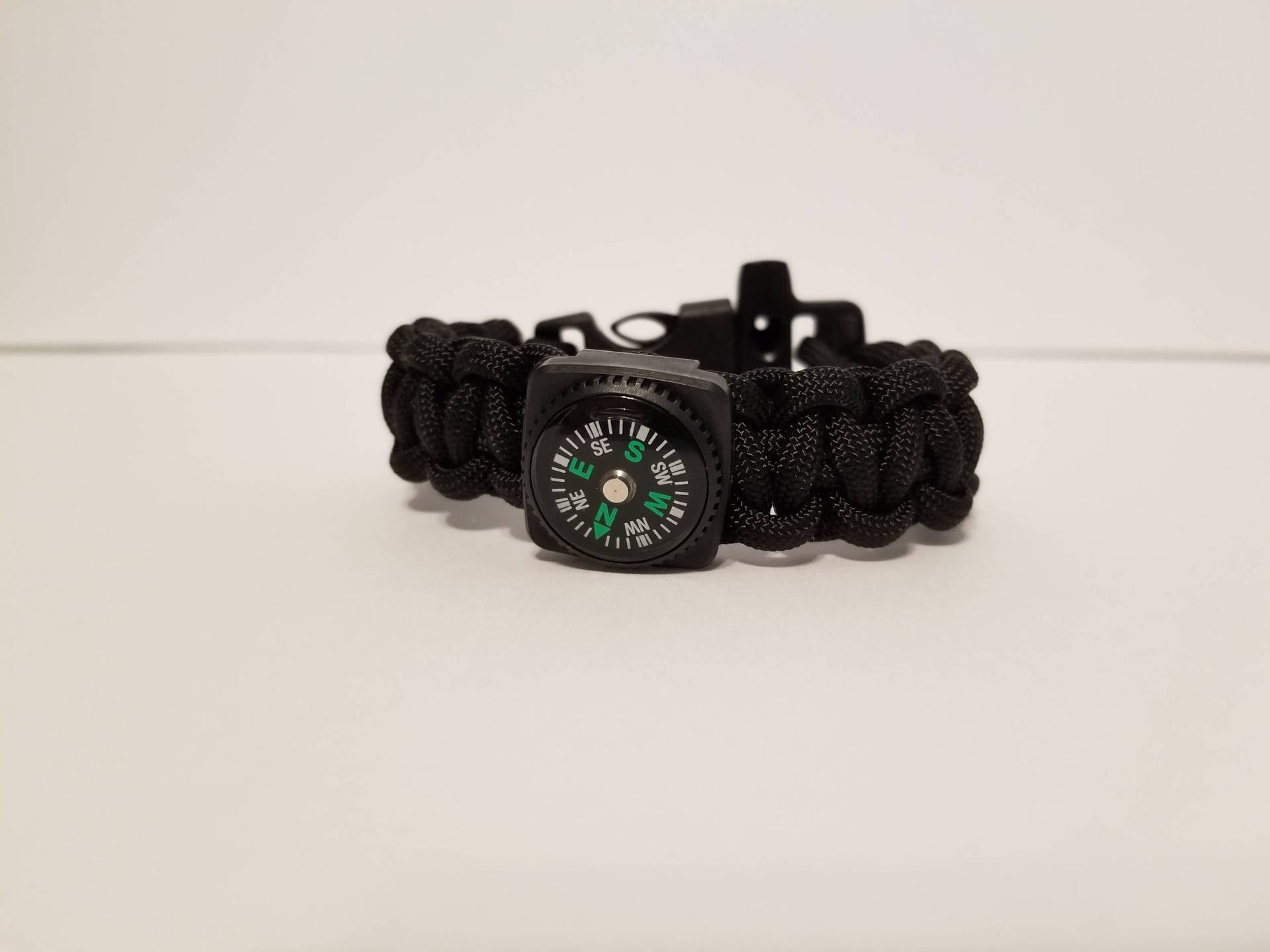 Ultimatives Schwarzes Paracord Armband Mit Funktionierendem Kompass Und Pfeifenschließe Ultimatives Schwarzes Paracord Armband Mit Funktionierendem Kompass Und Pfeifenschließe von EnchantingWanderer