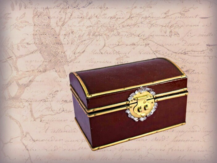 Edelsteintruhe Rote Lederbox Vintage Schmucktruhe Schatzkiste Mit Deckel Verschönert Gold Und Bergkristallen Dunkelrotes Leder Edelsteintruhe Rote Lederbox Vintage Schmucktruhe Schatzkiste Mit Deckel Verschönert Gold Und Bergkristallen Dunkelrotes Leder von EnchantmentWithin