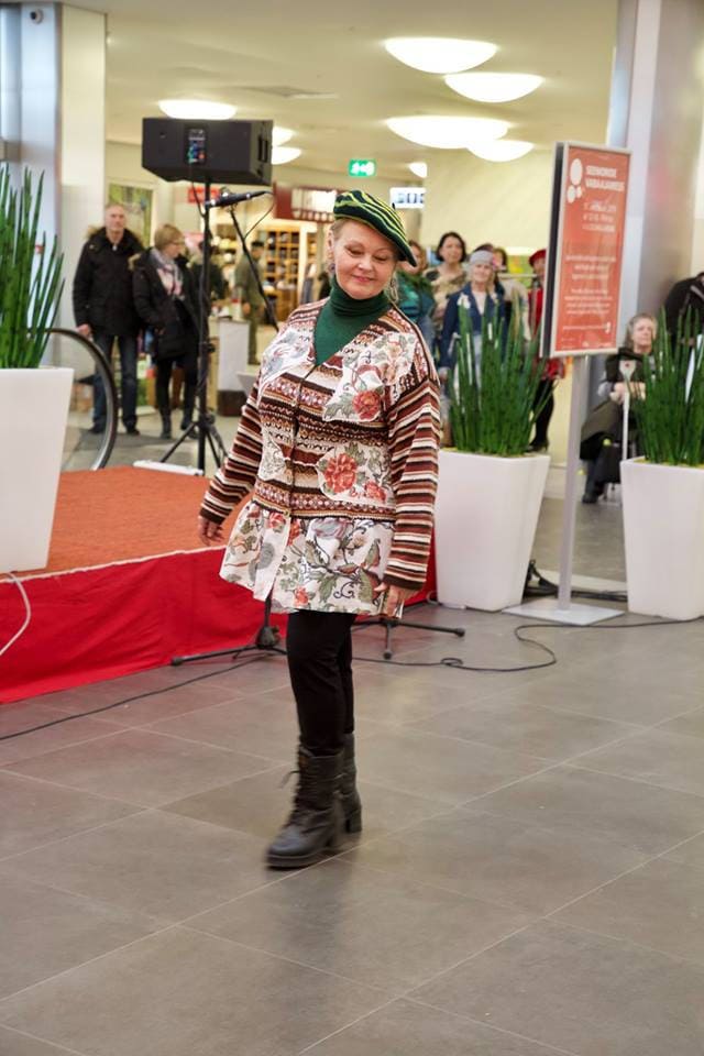 Upcycled Einzigartigen Frauen Strickjacke/Größe 42-44, Endladesign, Handgefertigt von Endladesign