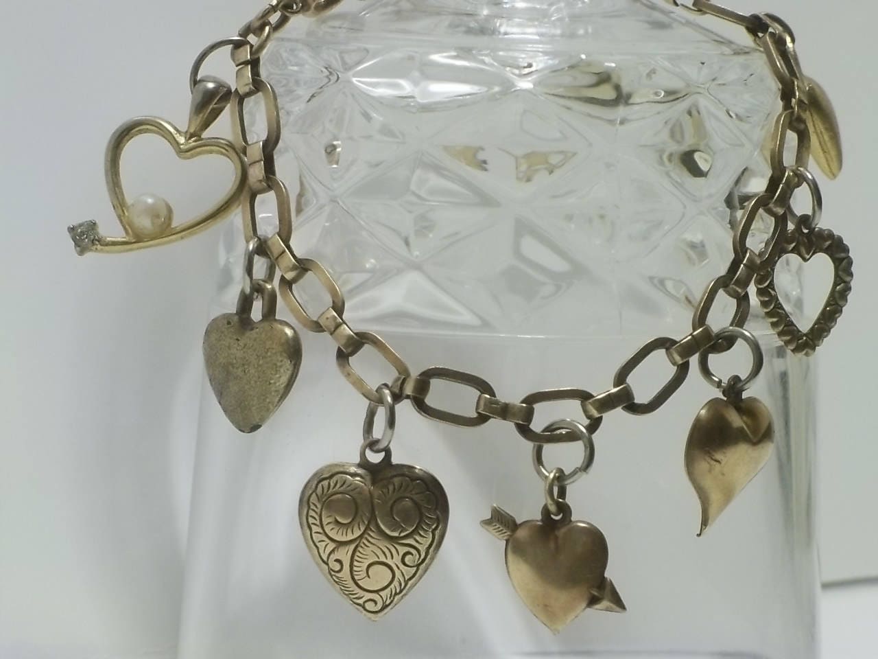 Gold Herz Charms Armband Valentinstag Geschenk Herzen Charm Handgemacht Statement Gold Herz Charms Armband Valentinstag Geschenk Herzen Charm Handgemacht Statement von EndlessFunctionalArt