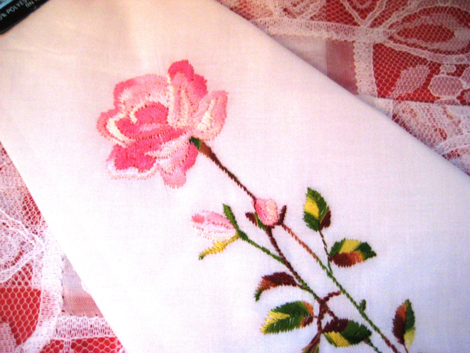 Ein Paar Vintage Weiße Spitzentaschentücher, Damentaschentücher Mit Bestickter Blume, Rosa Rosen, Originale Box, Hergestellt in Paris, Mitte Des von EndlesslyVintage