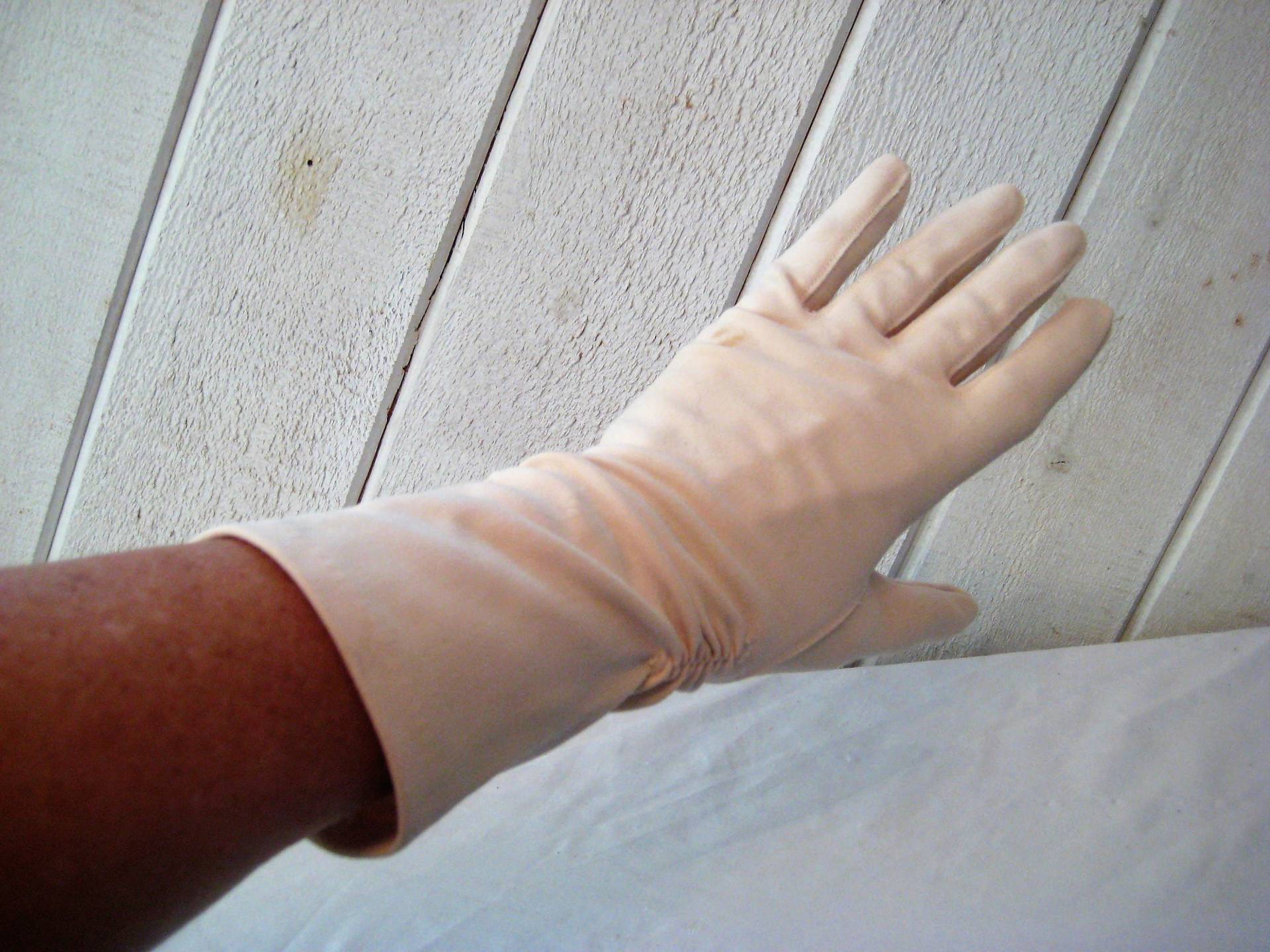 Förmliche Handschuhe Lang, Taupe Mittel, Beige Sommer Abend Party Oper Alltag Nylon, Mid Century 50Er 60Er Jahre, Made in Usa von EndlesslyVintage