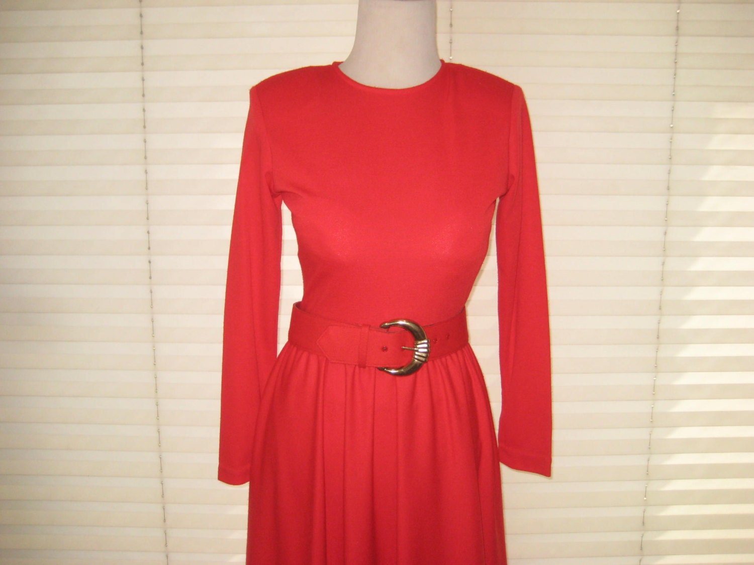 Vintage 80Er Jahre Rotes Kleid, 34 cm Büste, Schmal, Gürtel Unter Dem Knie, Passfreudig, Büro Arbeit Alltag Party Cocktail Abend Weihnachten von EndlesslyVintage