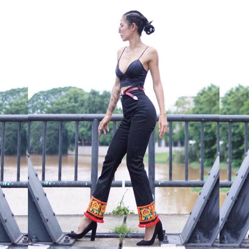 Damen High Waisted Flower Hill Tribe -Bestickter Quastensaum Jeans/Hochhaus Bootcut Jeans von Endorphyn